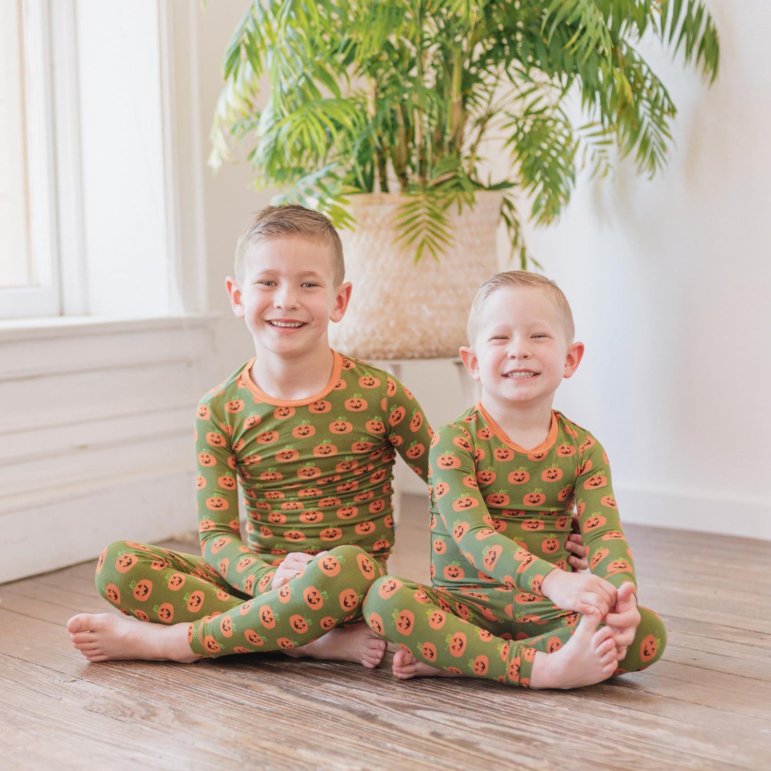 Print Long Sleeve Pajama Set in Moss Jack O'Lantern