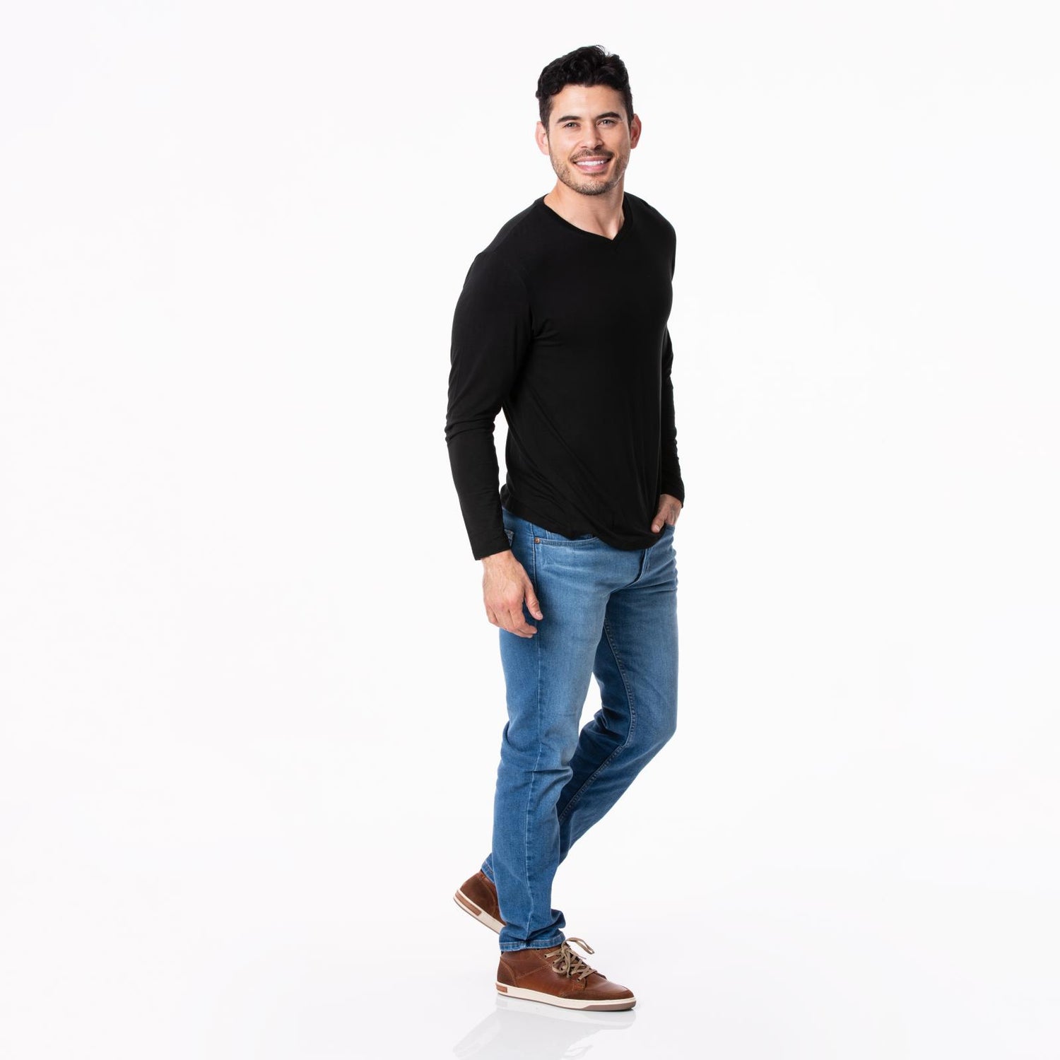 Men's Solid Long Sleeve V-Neck Tee in Midnight